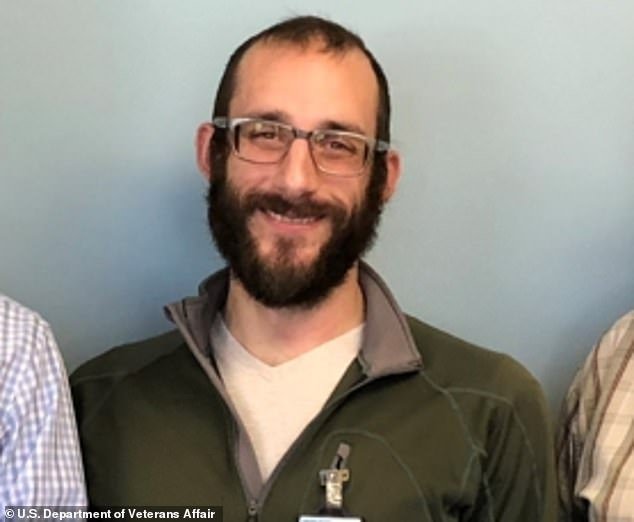 Los fanáticos del baloncesto de Minnesota protestan violentamente contra ICE mientras el entrenador lucha por contener las lágrimas después del disparo de Alex Pretti