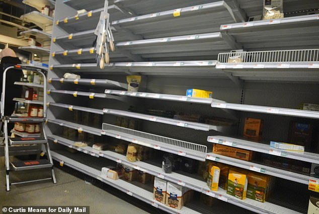Neoyorquinos ‘asustados’ enfrentan temperaturas gélidas y entran en pánico comprando en Whole Foods mientras la tormenta trae hasta 18 pulgadas de nieve a la ciudad