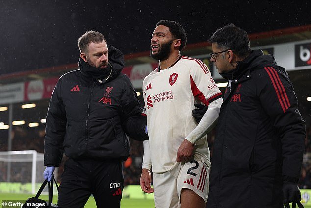 El ‘sorprendente’ error de sustitución del Liverpool: Jamie Redknapp ataca a las estrellas de los Rojos después de que su fracaso para reemplazar a un jugador lesionado los dejó con 10 hombres durante SIETE MINUTOS, lo que permitió al Bournemouth anotar el segundo gol crucial