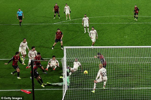 Arne Slots Jekyll y Hyde Liverpool: Excelente en un minuto, vergonzoso al siguiente, estos son los problemas con los que tiene que lidiar después de quedar impresionado por Bournemouth, escribe LEWIS STEELE