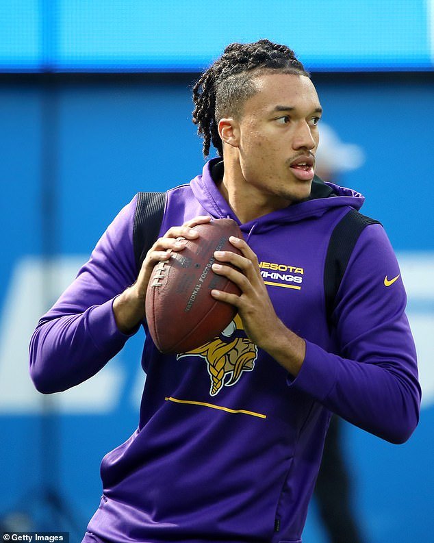 El ex mariscal de campo de los Vikings, Kellen Mond, derrota a su ex entrenador en jefe Mike Zimmer en un poste espectacular.