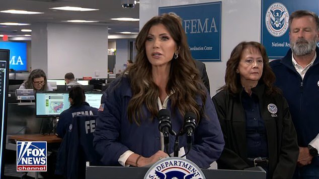 Kristi Noem ataca a Alex Jeffrey Pretti, víctima del tiroteo de ICE, y le pregunta por qué llevaba un arma legal en lugar de un cartel de protesta.