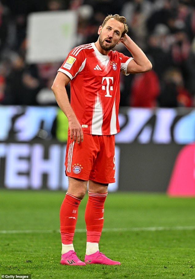 Augsburgo se está burlando brutalmente de Harry Kane después de que sorprendieron al Bayern de Múnich en una de las mayores sorpresas de la Bundesliga y arruinaron las esperanzas de Vincent Kompany de “invencibilidad”.