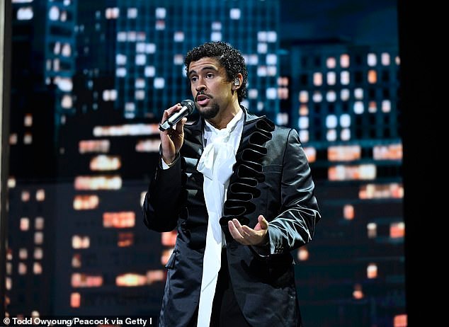 Insider revela la verdad detrás de los planes de Bad Bunny para el Super Bowl en medio de rumores de que la polémica cantante usará un vestido