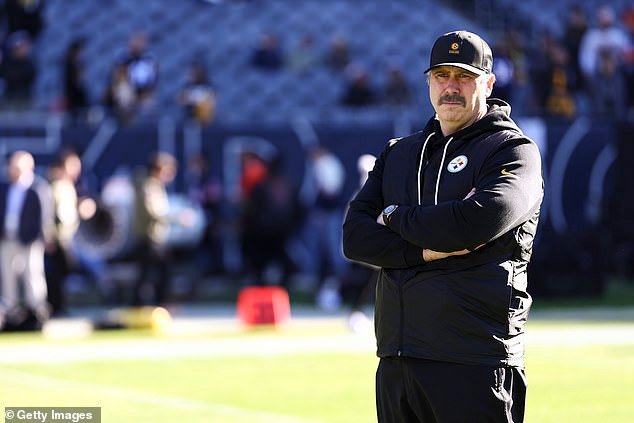 El solicitado entrenador Arthur Smith deja la NFL para ocupar el codiciado puesto en el fútbol universitario