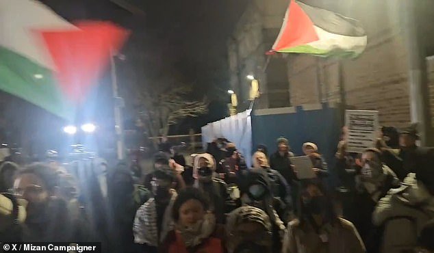 La policía realiza arrestos en Wormwood Scrubs después de que manifestantes “invadieron los terrenos de la prisión” en apoyo de un huelguista de hambre pro palestino encarcelado.