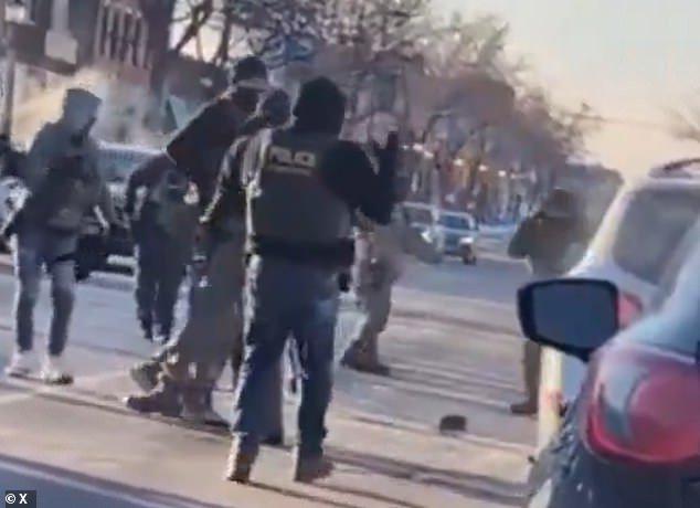 Momento inquietante en el que un oficial del DHS parece aplaudir cuando el manifestante de Minneapolis Alex Jeffrey Pretti fue asesinado