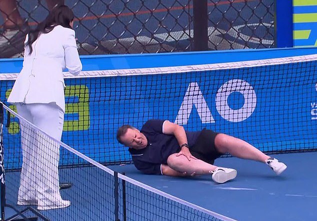 Preocupación por la estrella de Channel Nine, Tony Jones, que sufre una grave caída en directo por televisión en el Abierto de Australia