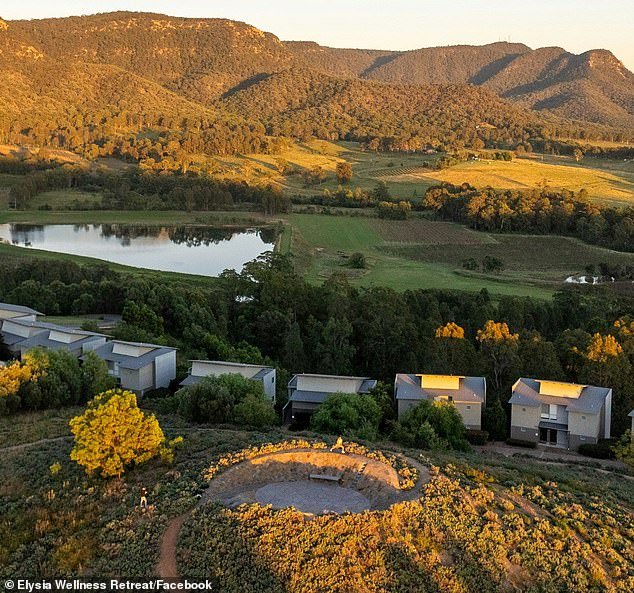 Mujer arrojó orina de perro a otra invitada durante su lujoso retiro de bienestar, pero luego la demandó