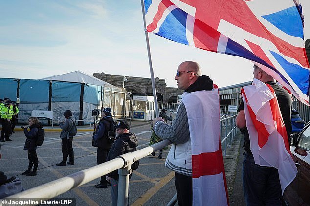 Espías y policías franceses se movilizan en Calais y Dunkerque para repeler una operación del “Día D” de manifestantes británicos que se manifestaban contra los inmigrantes en pequeñas embarcaciones.