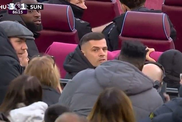 Revelado: Por qué Granit Xhaka tuvo una acalorada discusión con los fanáticos del West Ham y ‘lo que supuestamente le dijo el capitán del Sunderland a un fanático’