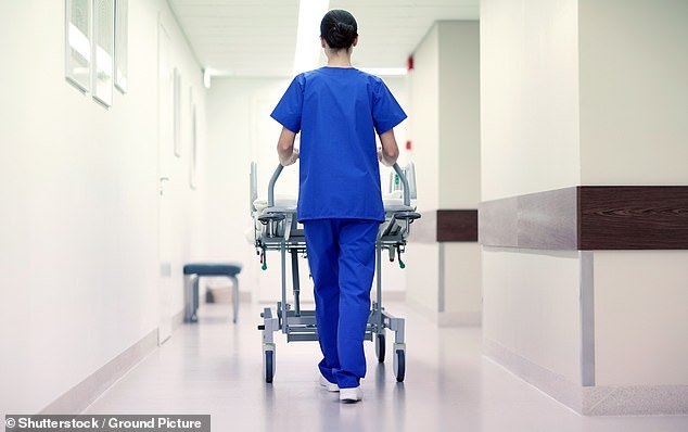 Casi la mitad del personal de primera línea de Gran Bretaña pasa tres días o más sin luz natural en invierno, según un estudio