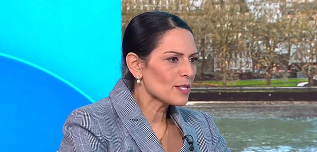 Los asesinatos de ICE en Minneapolis son “horribles” y las acciones de los agentes de Trump están “fuera de control”, dice el exsecretario del Interior tras el reciente tiroteo contra manifestantes