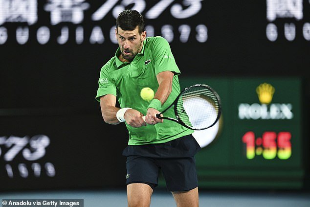 Novak Djokovic vuelve a disfrutar de gran suerte ya que la estrella serbia llega a los cuartos de final del Abierto de Australia tras escapar de la descalificación por un momento polémico