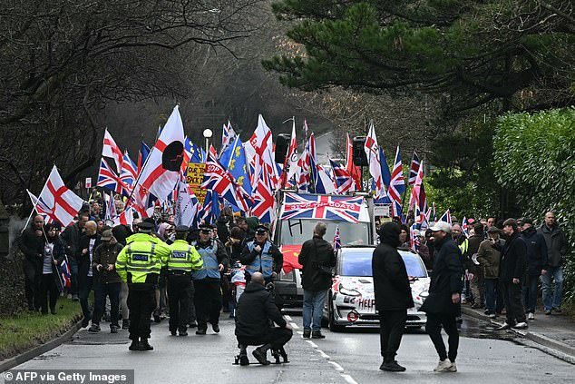 Miles de personas corean “Keir Starmer es un traidor” mientras marchan por Crowborough y protestan contra los inmigrantes en el antiguo campamento militar de su ciudad.