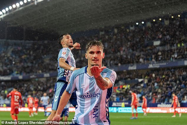 On The Road ve cómo el fútbol y la cultura chocan en la magnífica La Rosaleda de Málaga