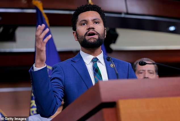 Un hombre que grita golpea a un congresista demócrata en la cara durante una elegante fiesta de Hollywood en Sundance