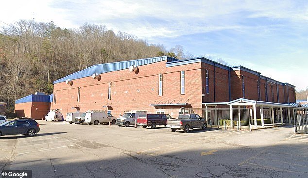 Un fanático rebelde del baloncesto es insultado frente a los niños mientras el juego de la escuela secundaria se convierte en un caos.
