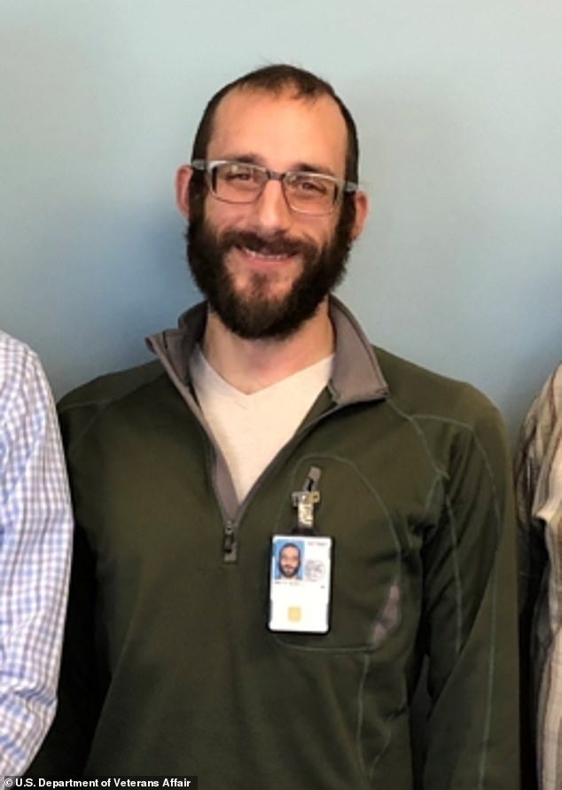 El DHS rompe su silencio sobre las reclamaciones por daños y perjuicios. Los agentes involucrados en el asesinato de Alex Pretti contaron los agujeros de bala en su cuerpo en lugar de ayudarlo