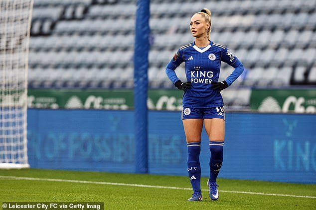 “La futbolista más sexy del mundo” Alisha Lehmann, de 27 años, debuta con el Leicester City Women como delantera y entró como suplente en la derrota por 2-1 ante el antiguo club West Ham United.