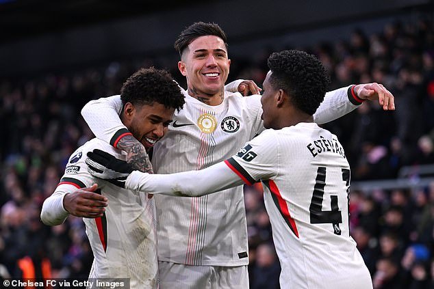 Crystal Palace 1-3 Chelsea: Los Blues superan al Liverpool en la carrera entre los cuatro primeros mientras “Super Steve” brilla para Liam Rosenior y Enzo Fernández anota desde el punto de penalti después de una confusa llamada del VAR