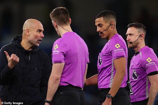 Pensé que Pep Guardiola era diferente, pero es tan tóxico como José Mourinho. Su victimismo y sus burlas a un árbitro en su debut son tóxicos, escribe IAN HERBERT