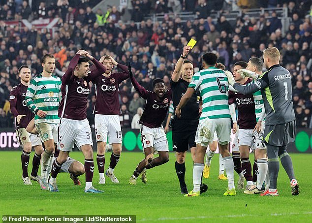 El jefe del Celtic, Martin O’Neill, critica al VAR después de que Auston Trusty fuera expulsado durante el empate en Tynecastle.