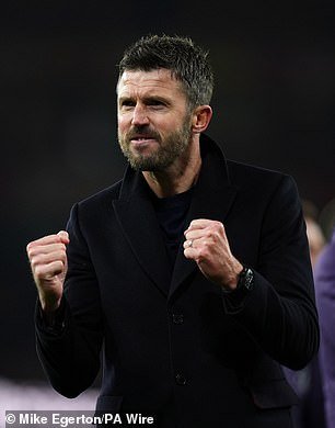 Roy Keane insiste en que el Manchester United necesita un entrenador en jefe “más grande y MEJOR” que Michael Carrick la próxima temporada, incluso si terminan entre los cuatro primeros, a pesar de que el técnico interino marcó el comienzo de grandes victorias contra el Manchester City y el Arsenal.