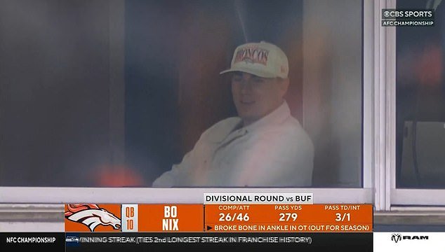 Bo Nix, con el corazón roto, fue visto en la suite VIP viendo a sus compañeros jugar por un lugar en el Super Bowl… días después de someterse a una cirugía por una fractura de tobillo.