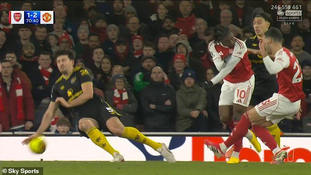 Los fanáticos del Arsenal están furiosos después de que Harry Maguire bloqueara un tiro con la mano en la derrota por 3-2 ante el Man United mientras una regla poco conocida salva a los hombres de Michael Carrick.