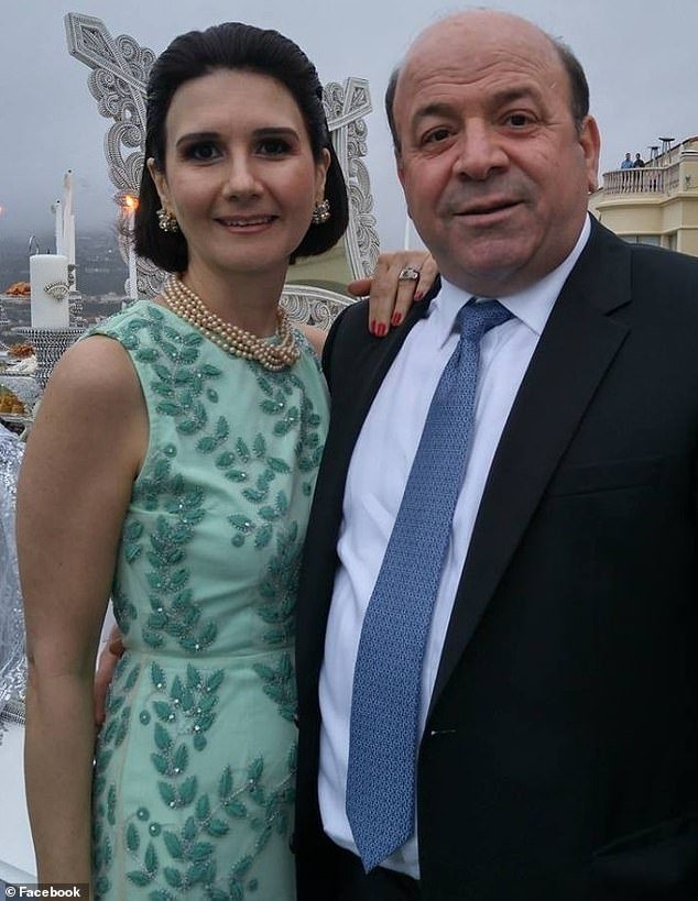 El millonario tecnológico enfrenta cargos de asesinato después de que su famosa esposa, de la que estaba separado, fuera encontrada muerta al fondo de un terraplén de 75 pies