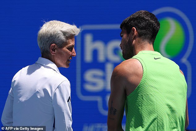 El No. 1 del mundo Carlos Alcaraz fue sorprendido usando un dispositivo PROHIBIDO antes del enfrentamiento del Abierto de Australia con Alex de Miñaur.