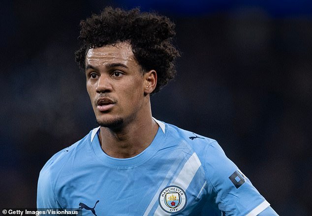 Oscar Bobb del Man City está cerca de unirse al club de la Premier League, el reemplazo de Antoine Semenyo vuela desde Bournemouth para su examen médico y el Chelsea retira una estrella cedida por £ 15 millones: VENTANA DE TRANSFERENCIA