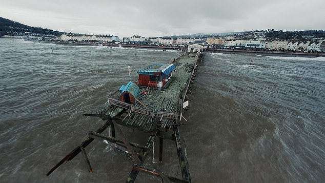 ¡Vete, vete, vete! Un muelle de 150 años es destruido por las olas mientras los británicos se preparan para MÁS clima salvaje mientras se emiten advertencias amarillas