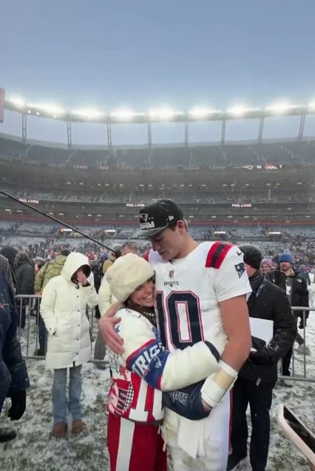 Drake Maye y su esposa Ann Michael comparten un abrazo cariñoso después de asegurar el lugar de los Patriots en el Super Bowl