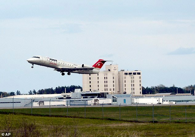 Avión desencadena respuesta de emergencia después de un ‘incidente’ en la pista de Maine en medio del caos en los viajes