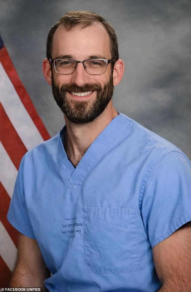 ¿Fue una amenaza o le dispararon DESPUÉS de que le robaron el arma? Los testigos que vieron al enfermero de cuidados intensivos Alex Pretti asesinado por la Patrulla Fronteriza afirman que tenía una cámara en la mano, pero los oficiales “no tuvieron más remedio que disparar”