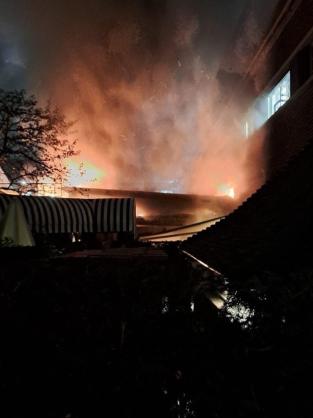 Un incendio arrasa uno de los clubes privados más selectos de Londres: el lugar de reunión de celebridades Kensington Roof Gardens es evacuado después de un gran incendio