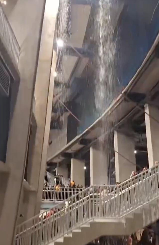 El recientemente renovado Camp Nou de Barcelona está inundado por fuertes lluvias mientras las preocupantes filtraciones dejan a los fanáticos, periodistas y al presidente del club, Joan Laporta, empapados por el aguacero.