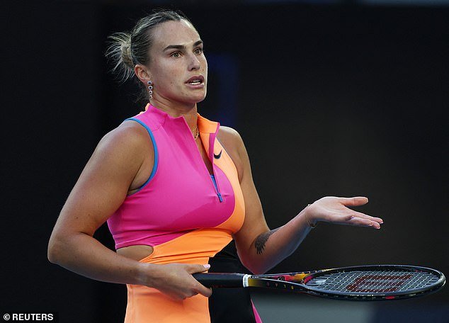 Jannik Sinner y Aryna Sabalenka los instaron a retirar el equipo PROHIBIDO mientras la clase de tenis estalla por una regla “ridícula” que también casi hace que Carlos Alcaraz caiga en picada.