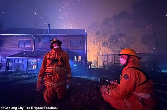 Las órdenes de evacuación de emergencia siguen vigentes mientras estallan múltiples incendios forestales fuera de control en Victoria en medio del temor a más olas de calor.
