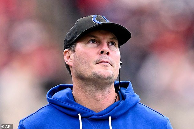 El querido abuelo de la NFL, QB Philip Rivers, de 44 años, está tomando la decisión final sobre el puesto de entrenador en jefe de los Buffalo Bills.