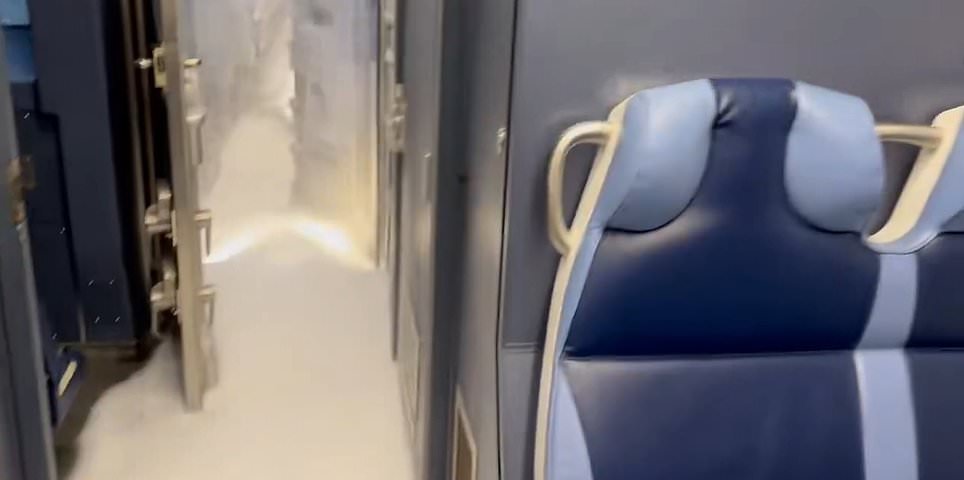 Momento aterrador: el tren se llena de NIEVE mientras la histórica tormenta invernal cancela otros 4.000 vuelos: actualizaciones en vivo