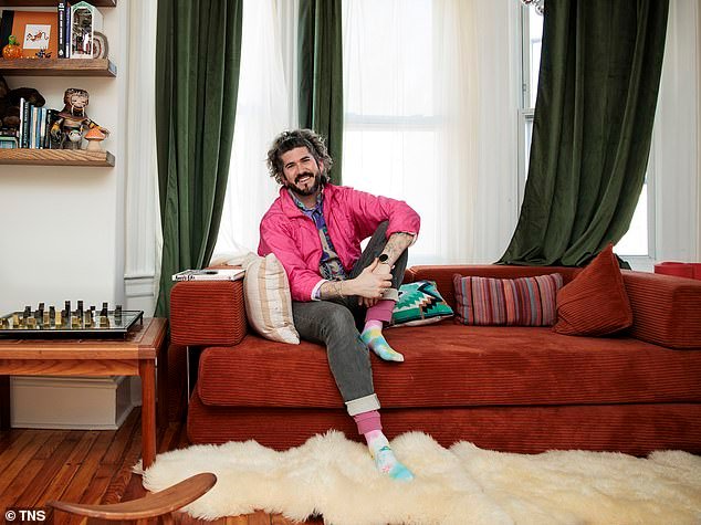 El hijo del pastor, de 39 años, resiste el llamado de sus padres a “seguir a Jesús” y comienza a discutir.