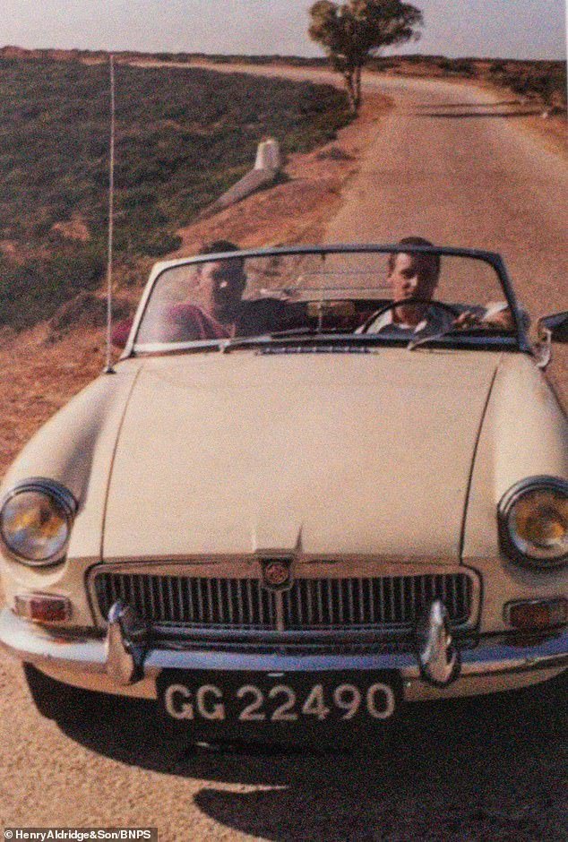 Los Kray Twins como nunca los has visto antes: fotos de vacaciones de los famosos hermanos gángsters del East End, Ronnie y Reggie, están a la venta