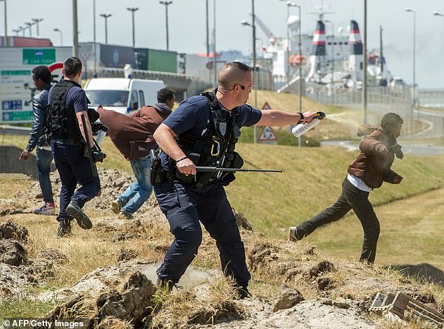 Una organización de derechos humanos ha ordenado a la policía francesa que deje de utilizar balas de goma y gases lacrimógenos contra los navegantes que se dirigen a Gran Bretaña, poniendo en peligro el Acuerdo del Canal de la Mancha.