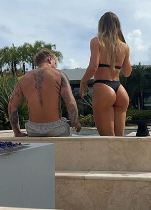 Jutta Leerdam muestra su increíble figura mientras entra al jacuzzi con su prometido Jake Paul en un diminuto bikini negro.