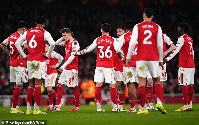 Las posibilidades del Arsenal de ganar la Premier League disminuyen significativamente después de la derrota de Michael Carrick por 3-2 ante el Man United, según el último pronóstico de supercomputadora