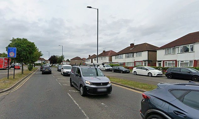 Un estudiante de 10 años lucha por su vida tras ser atropellado por un coche mientras circulaba en su scooter: Detenido un joven de 28 años ‘por conducir drogado’