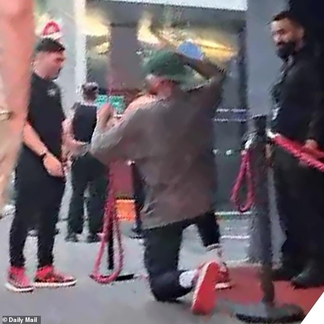 La historia COMPLETA del fin de semana salvaje de Nick Kyrgios antes del colapso del Abierto de Australia: mire el momento en que a una estrella del tenis le piden que abandone un club nocturno de Melbourne a las 7 a.m., despotrica sobre la tarde y sus amigos la escoltan… antes de hacerlo todo de nuevo al día siguiente.